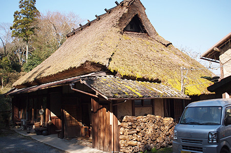 築１３０年の茅葺屋根の家に、この家ならではの浴室